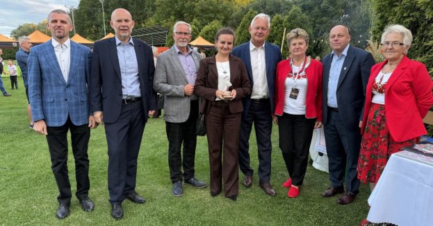 W Racławicach zrealizowano projekt obejmujący zakup mobilnej podłogi modułowej i oświetlenia scenicznego oraz cykl trzech wydarzeń integracyjnych. Gmina i Miasto Nisko otrzymały na ten cel 20 000 zł dofinansowania z budżetu Województwa Podkarpackiego.